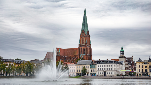 En font�n i vattnet utanf�r katedralen i Schwerin