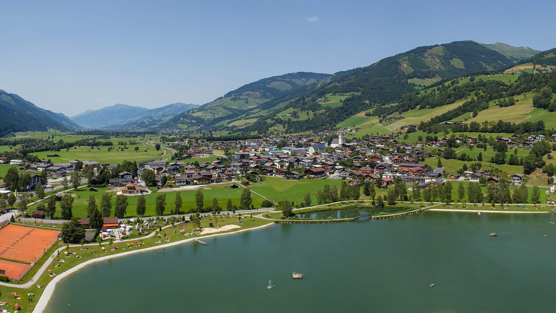 �verblickande bild �ver orten Uttendorf i �sterrike